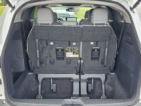 Used 2025 Toyota Sienna XLE image 34