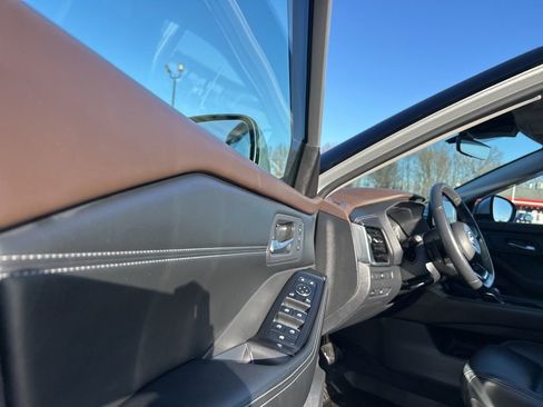 Used 2023 Nissan Rogue SL w/ SL Premium Package image 15