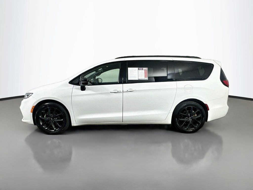 Used 2025 Chrysler Pacifica Limited FWD image 5
