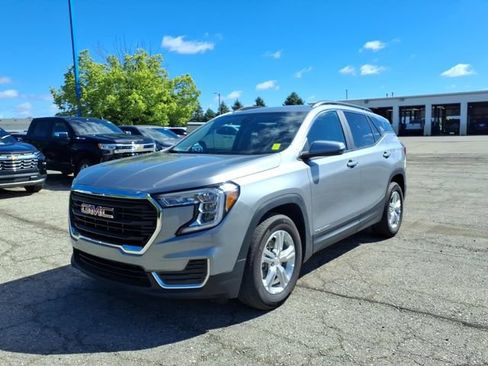 Used 2024 GMC Terrain SLE w/ Driver Convenience Package FWD image 3