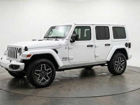 Used 2025 Jeep Wrangler Sahara image 3