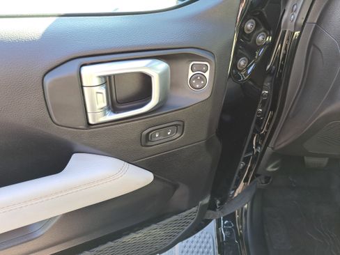 Used 2022 Jeep Gladiator Overland image 14