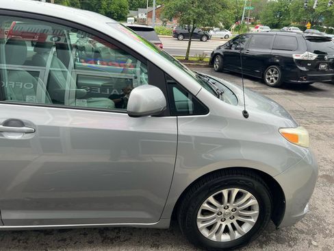 Used 2011 Toyota Sienna XLE w/ Entertainment Pkg FWD image 7