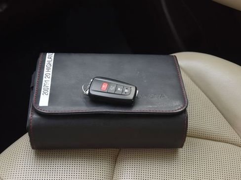 Used 2020 Toyota Highlander Limited w/ Protection Package #3 image 44