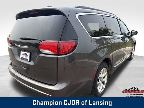 Used 2017 Chrysler Pacifica Touring-L w/ Tire & Wheel Group FWD image 8