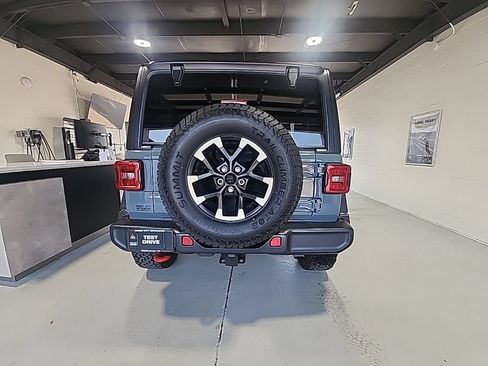 Used 2025 Jeep Wrangler Unlimited Rubicon AWD/4WD image 5