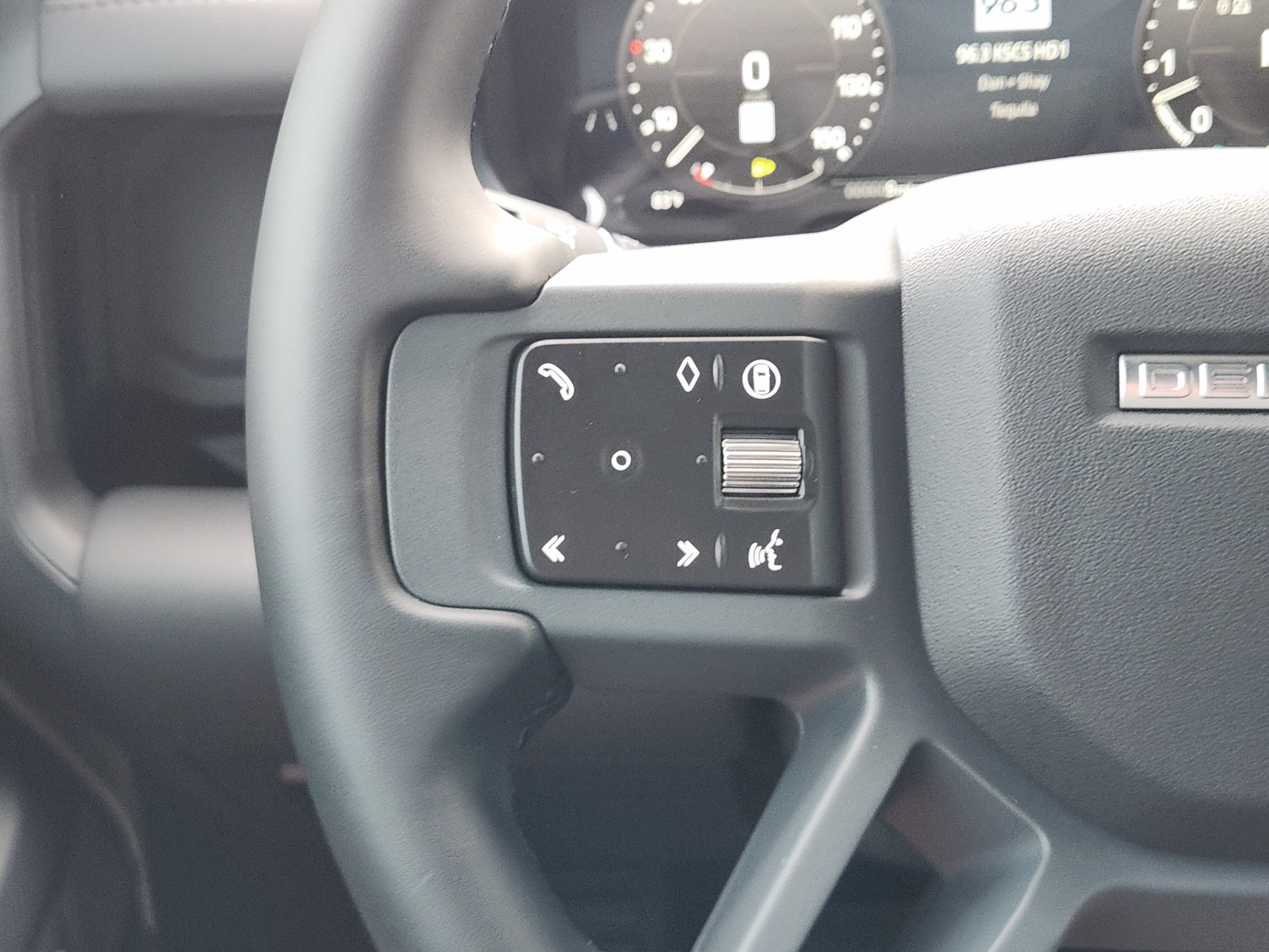New 2026 Land Rover Defender 110 X-Dynamic SE AWD/4WD image 23