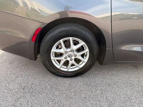Used 2023 Chrysler Pacifica Touring-L FWD image 41