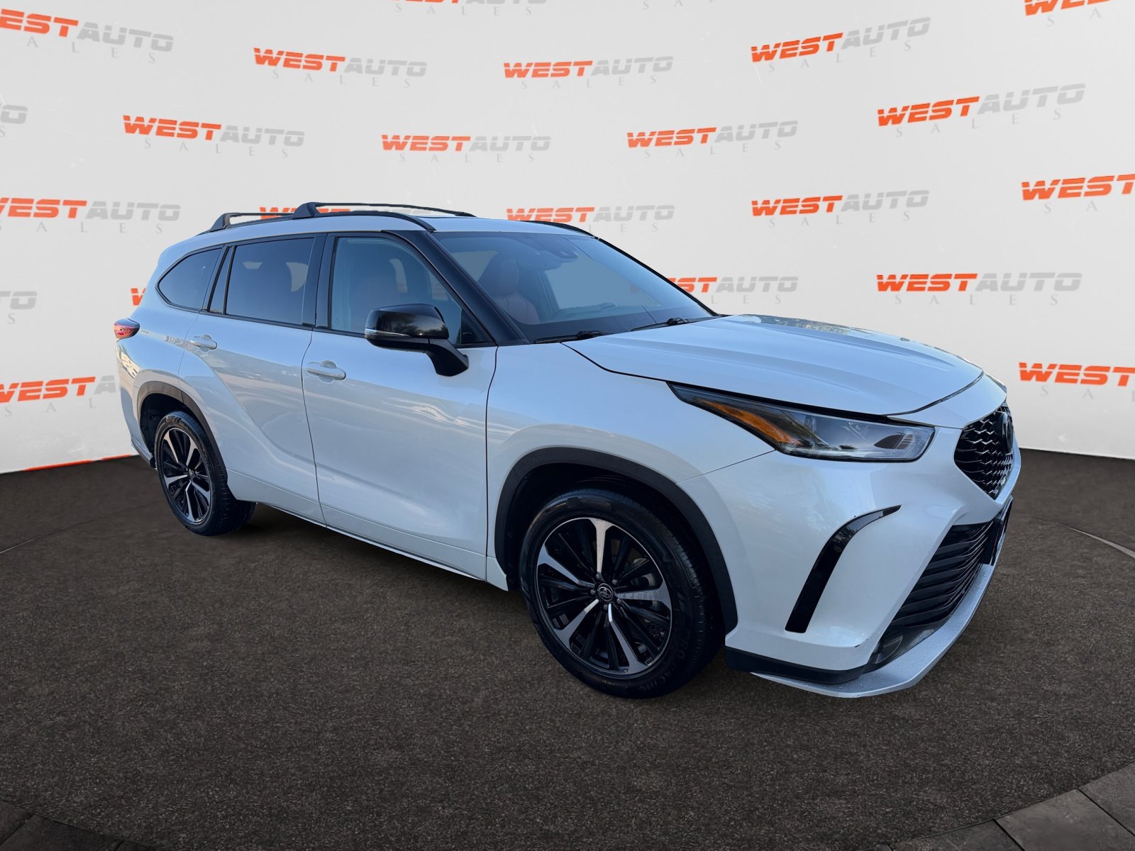Used 2022 Toyota Highlander XSE AWD/4WD image 7