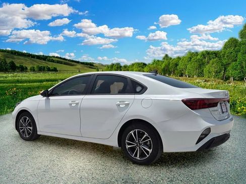 Used 2024 Kia Forte LXS w/ LXS Technology Package FWD image 4