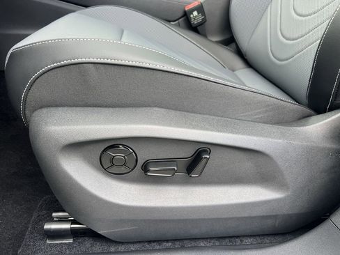 New 2025 Volkswagen Tiguan SE image 12