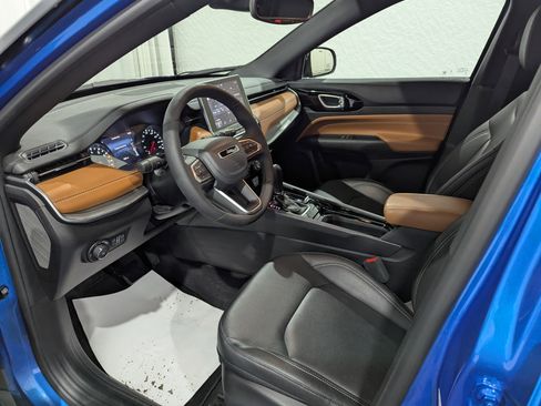 Used 2025 Jeep Compass Limited image 12