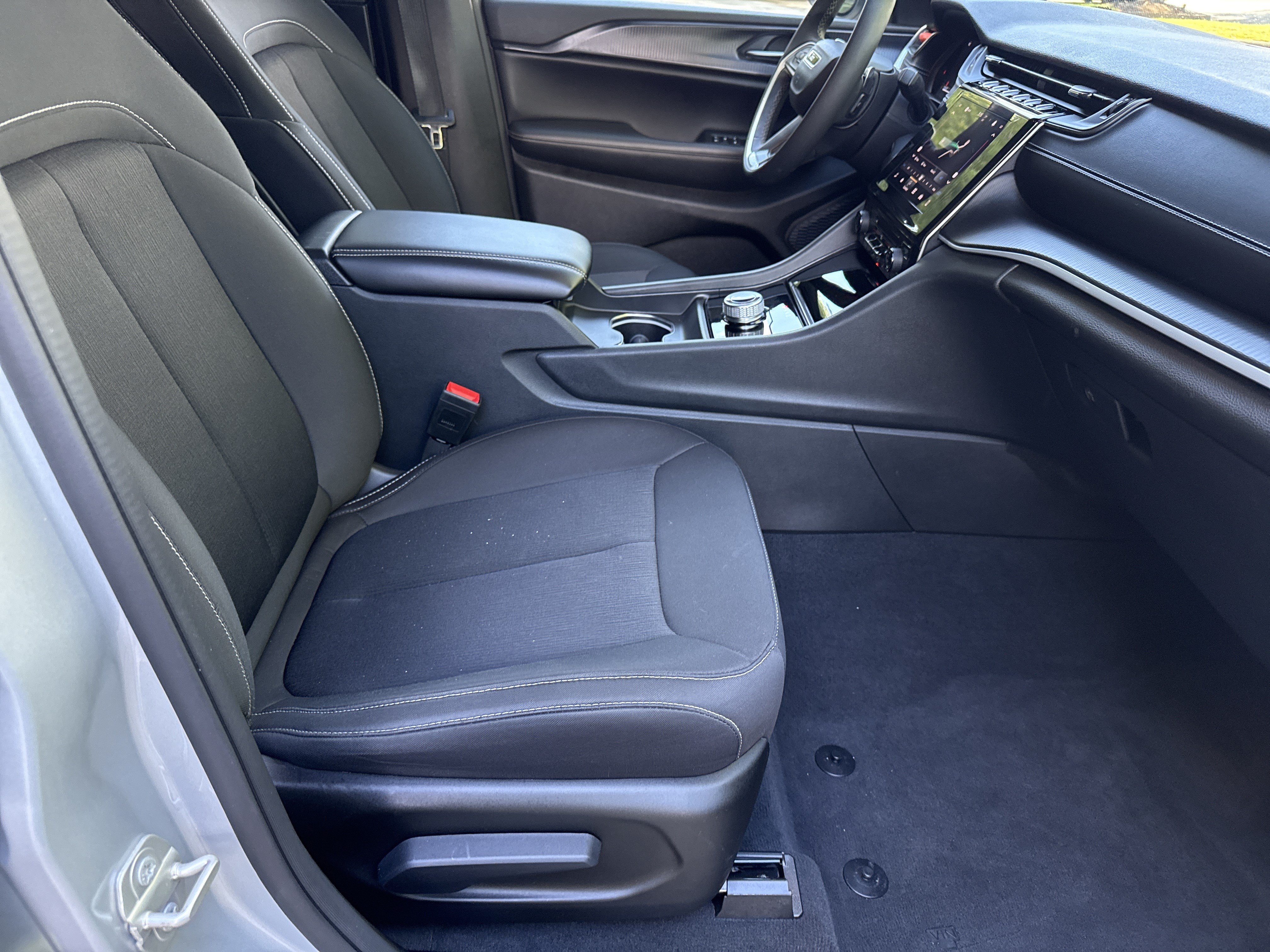 Used 2023 Jeep Grand Cherokee Laredo AWD/4WD image 13
