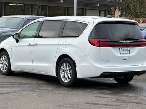 Used 2024 Chrysler Pacifica Touring-L image 6