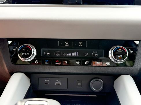 New 2025 Mitsubishi Outlander SEL image 32