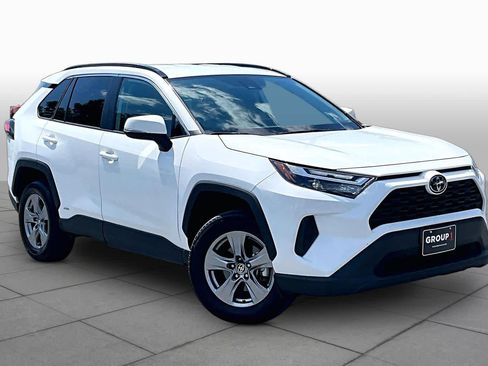 Used 2025 Toyota RAV4 XLE AWD/4WD image 3