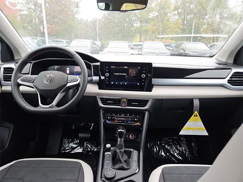 New 2025 Volkswagen Taos SE image 4