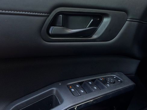 Used 2025 Nissan Pathfinder SV FWD image 22