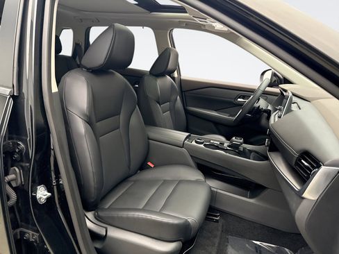 Used 2022 Nissan Rogue SV w/ SV Premium Package image 16