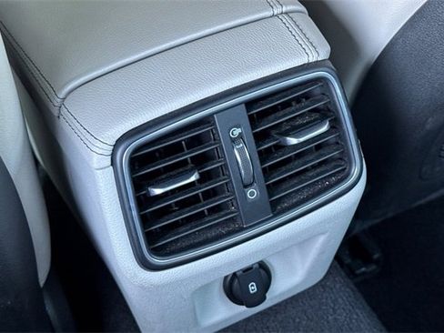 Used 2023 Genesis G70 2.0T image 41