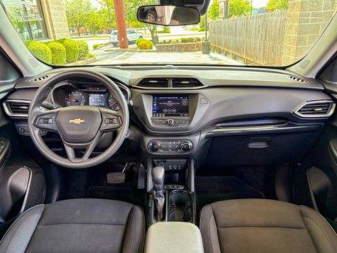 Used 2023 Chevrolet TrailBlazer LT FWD image 2