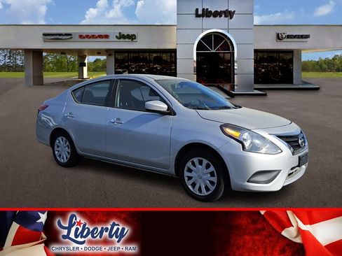 Used 2019 Nissan Versa SV image 1