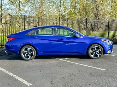 Used 2023 Hyundai Elantra Limited image 2