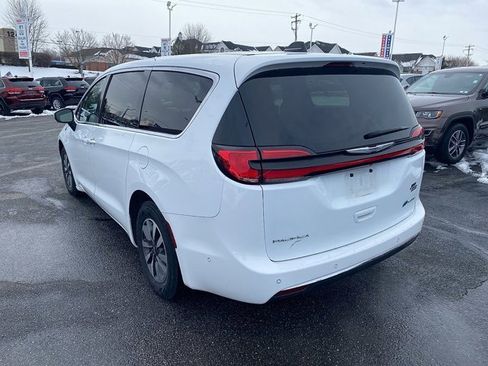 Certified 2023 Chrysler Pacifica Touring-L image 3