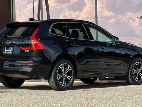 Used 2022 Volvo XC60 B5 Momentum image 12