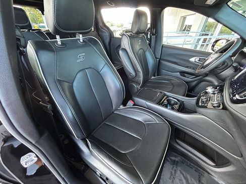 Used 2025 Chrysler Pacifica Limited image 34