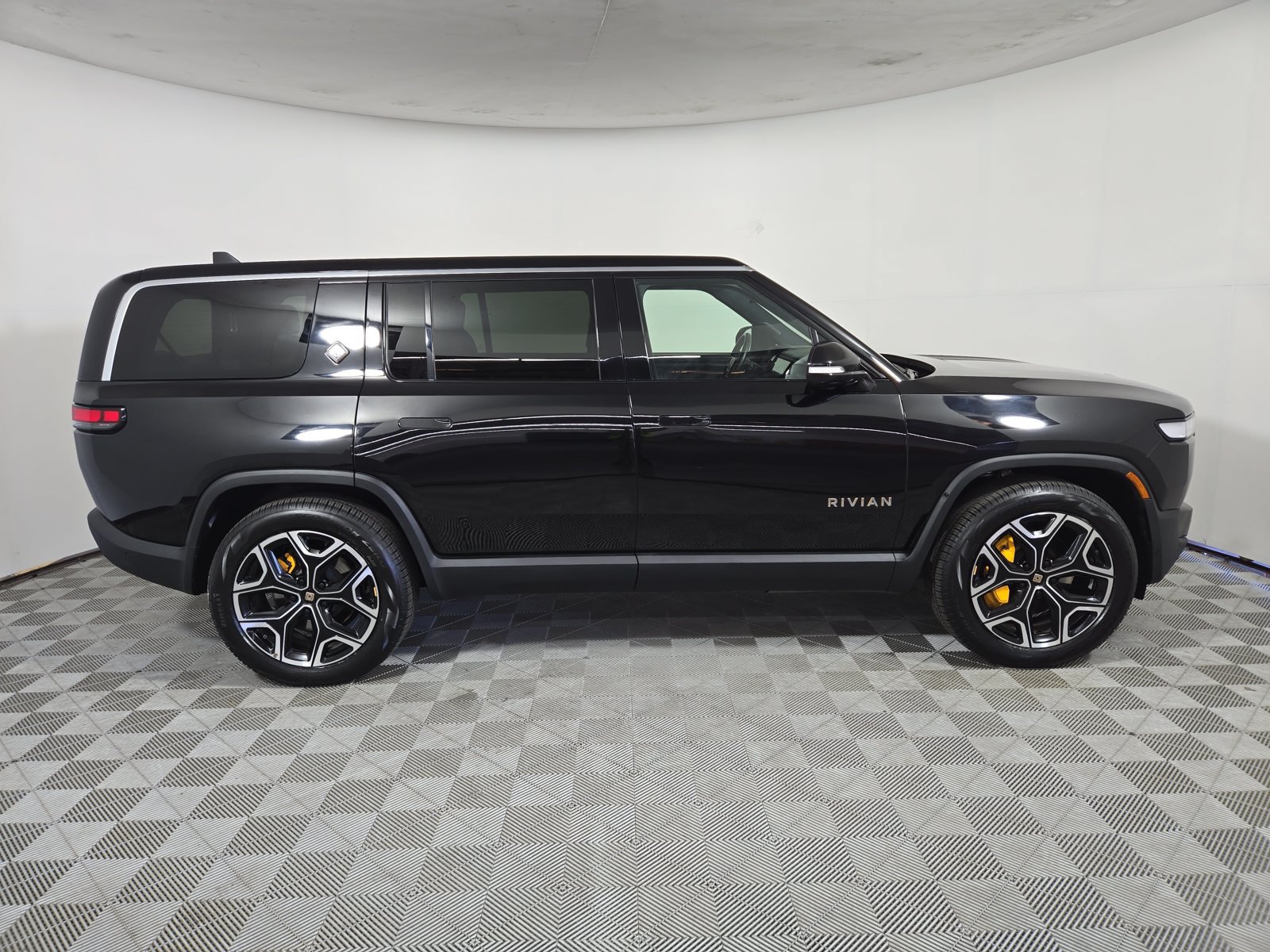 Used 2023 Rivian R1S Launch Edition Quad AWD/4WD image 6