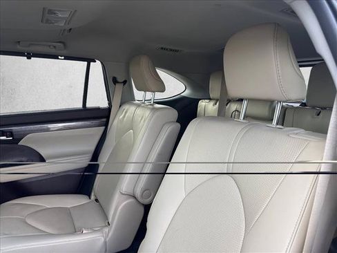 Certified 2021 Toyota Highlander Limited FWD image 19