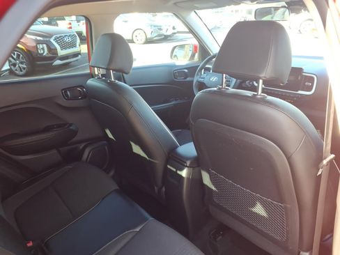 Used 2022 Hyundai Venue Limited FWD image 13