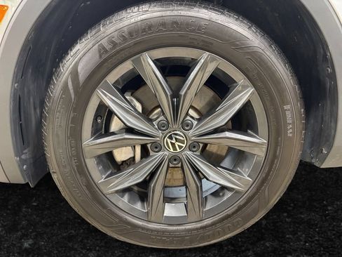 Used 2024 Volkswagen Tiguan SE w/ Panoramic Sunroof Package AWD/4WD image 8