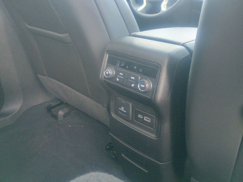 Used 2023 GMC Acadia SLT w/ Elevation Edition image 20