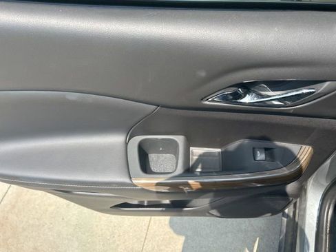 Used 2023 GMC Acadia SLE image 15