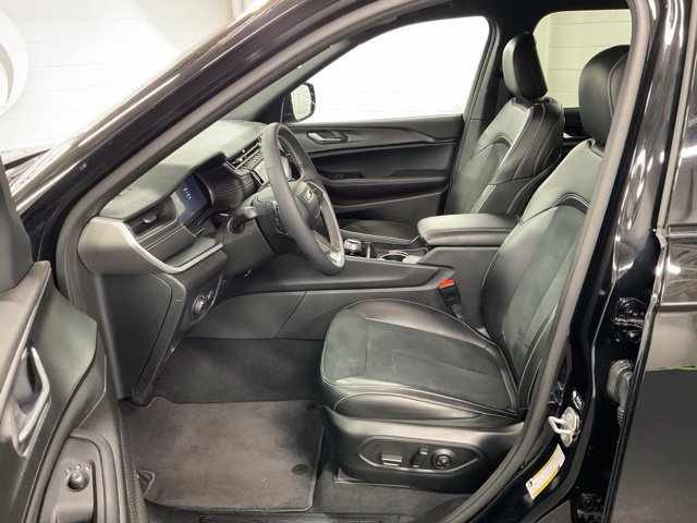 Used 2025 Jeep Grand Cherokee Altitude AWD/4WD image 22