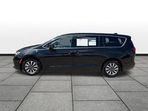 Used 2024 Chrysler Pacifica Limited FWD image 2