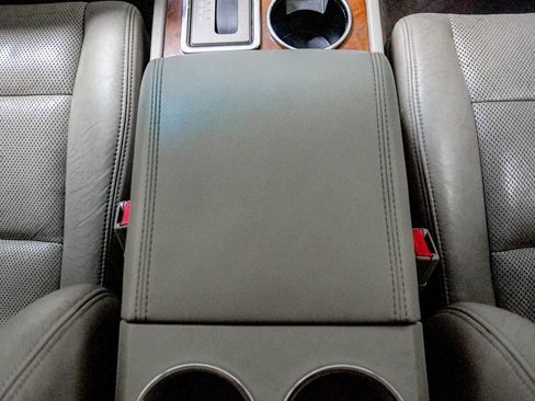 Used 2011 Lincoln Navigator L 4WD image 29