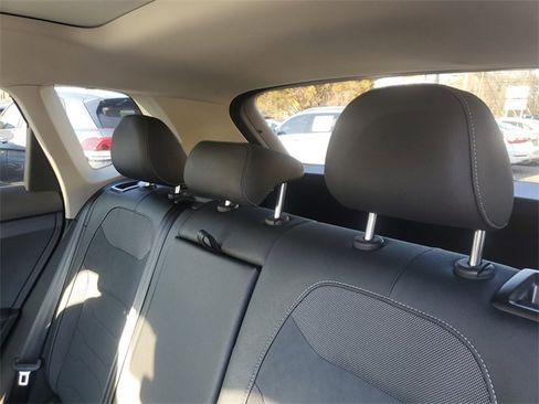 Certified 2025 Volkswagen Taos SE image 9