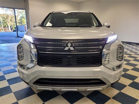 Used 2024 Mitsubishi Outlander SE Black Edition image 2