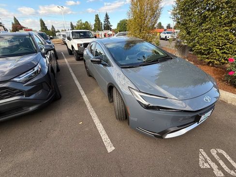 Used 2025 Toyota Prius Plug-In Hybrid FWD image 9