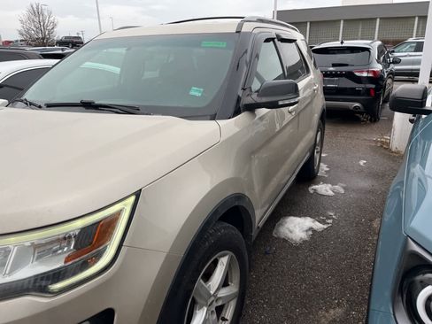 Used 2017 Ford Explorer XLT w/ Equipment Group 202A image 6
