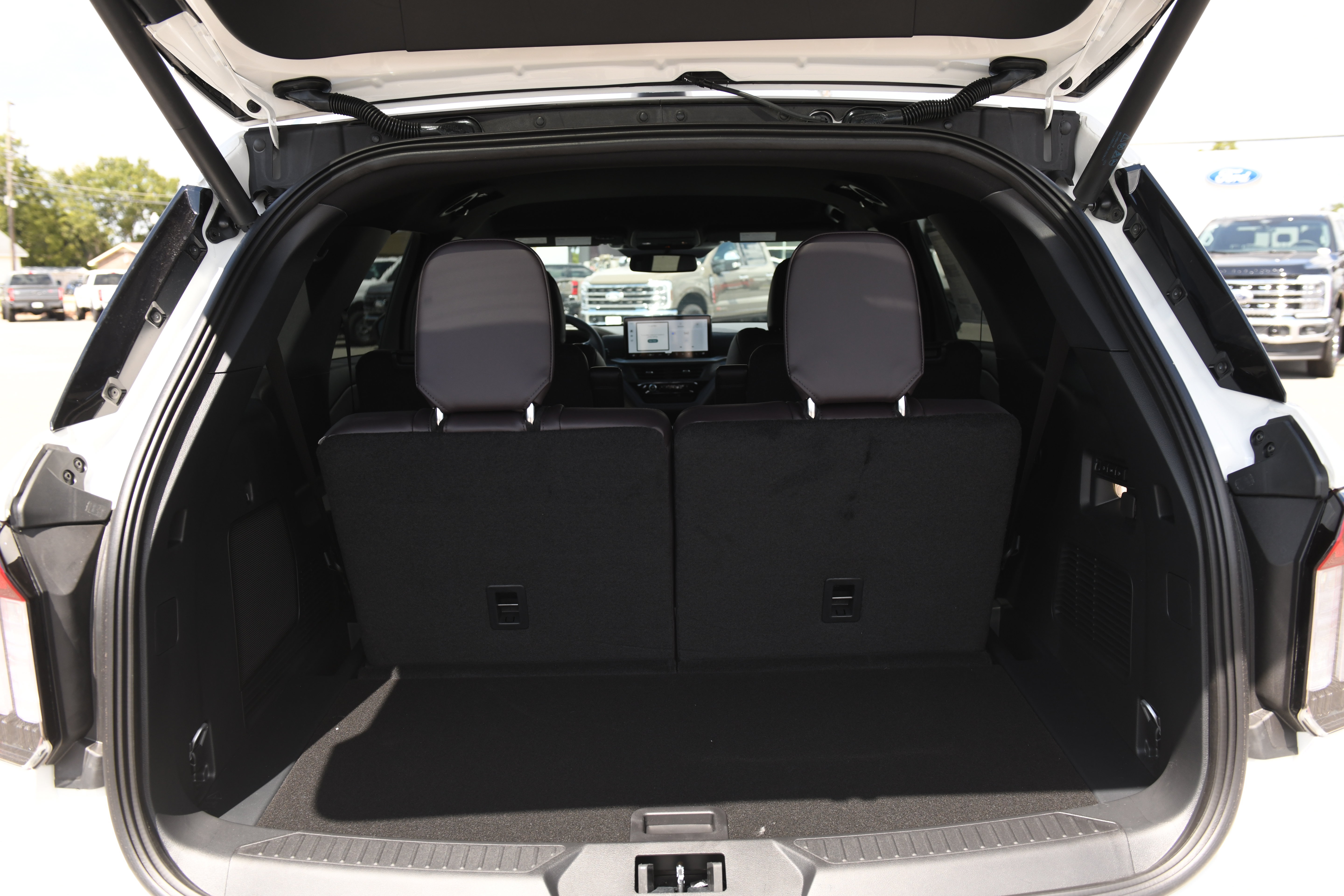 New 2027 Ford Explorer Platinum RWD image 9