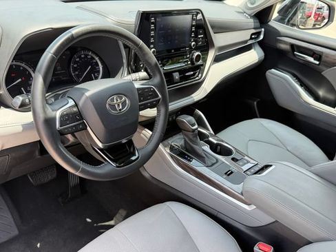 Used 2020 Toyota Highlander Limited FWD image 9