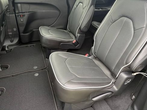 New 2027 Chrysler Pacifica Limited FWD image 14