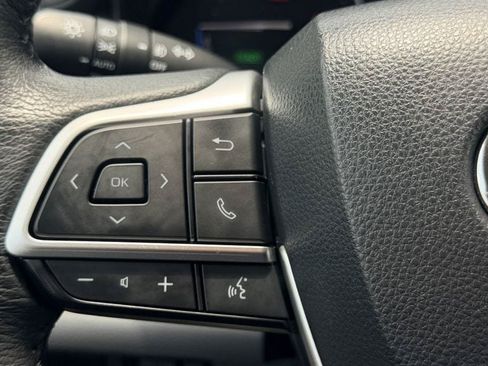 Used 2023 Toyota Sienna XLE FWD image 22