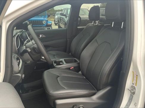 New 2026 Chrysler Pacifica Select image 32
