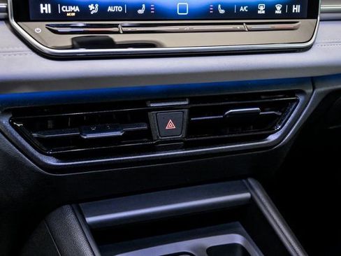 Used 2025 Volkswagen Tiguan SE w/ Panoramic Sunroof Package image 22