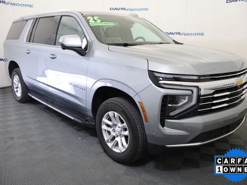 Used 2025 Chevrolet Suburban LT image 3